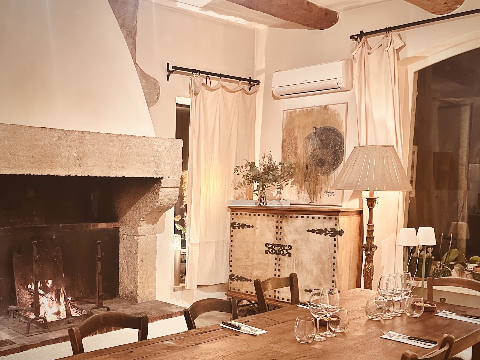 Le salon et la cheminée de la Maison MH