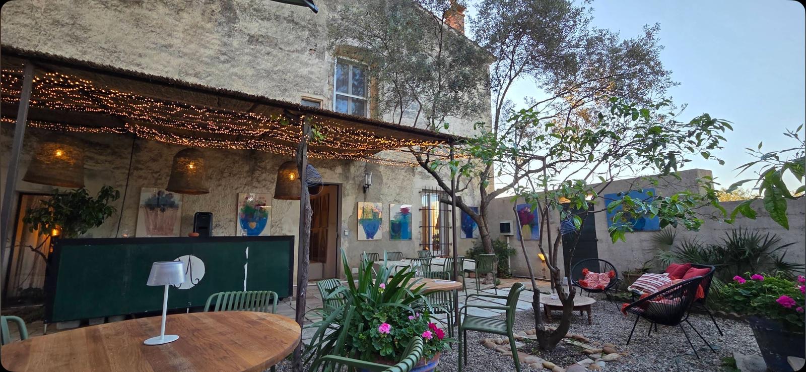 Ambiance festive sous les guirlandes, à deux pas de la Feria de Nîmes