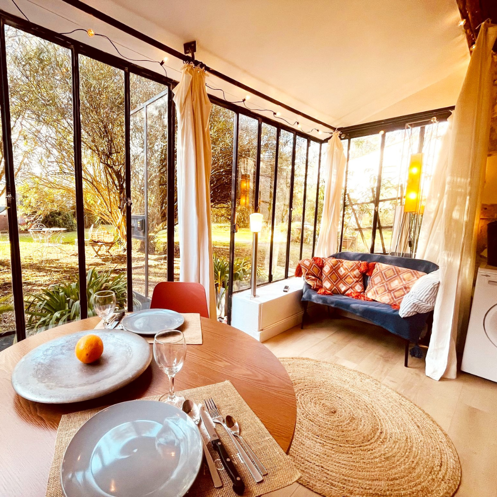 Façade et terrasse de L’Orangeraie – location de charme au Mas Bois Fontaine à Nîmes