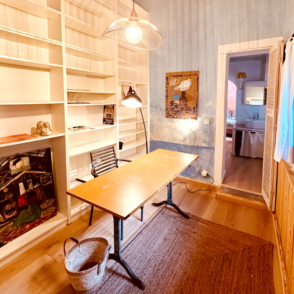 espace bureau de L’Orangeraie – location avec espace coloré à Nîmes