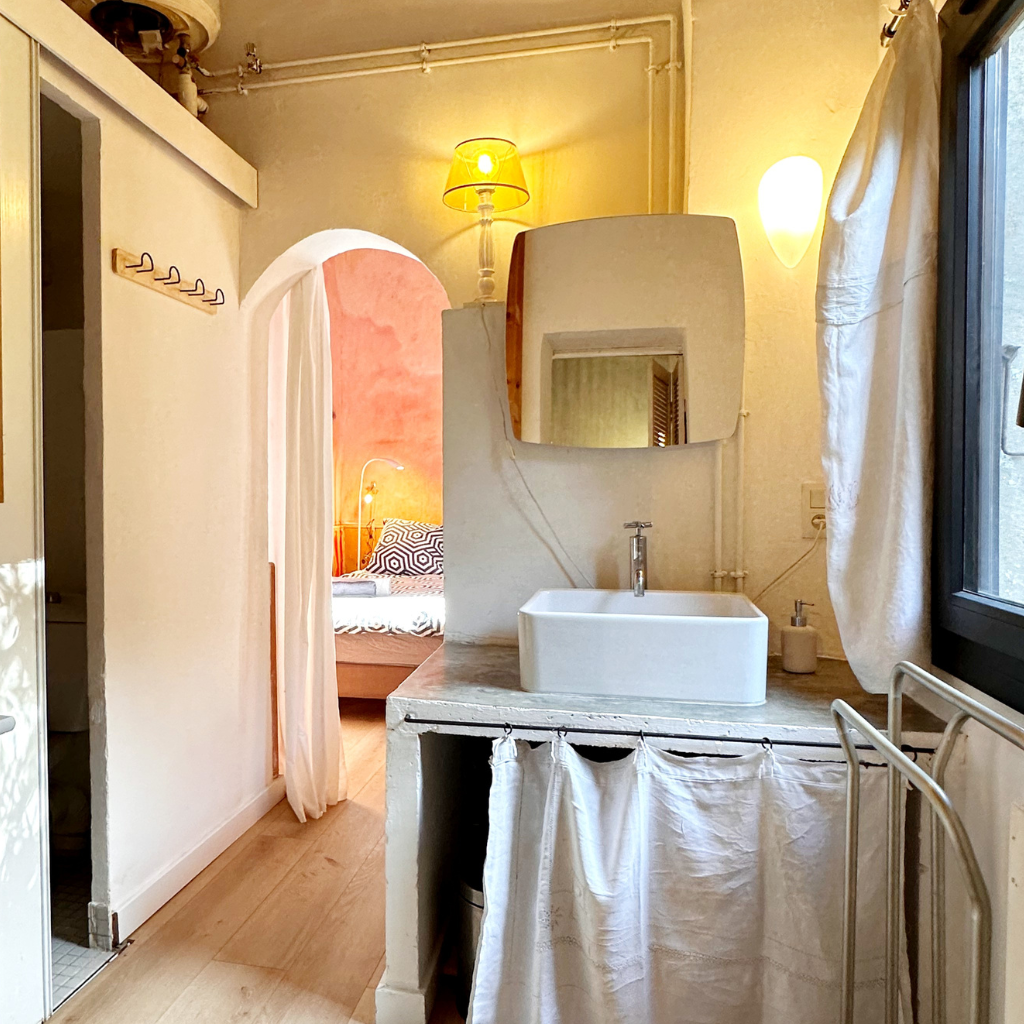 Salle de bain moderne de L’Orangeraie – location de vacances à Nîmes
