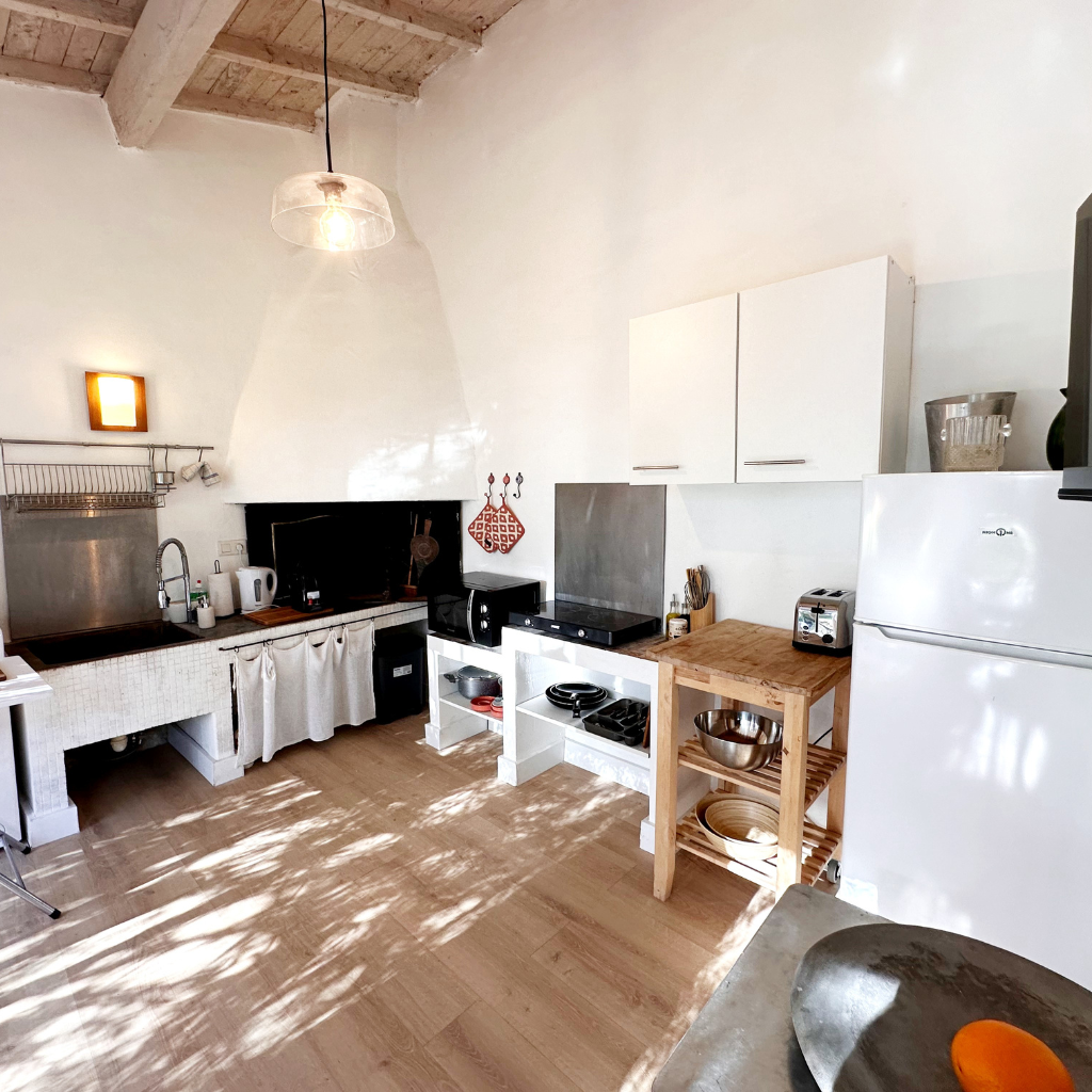 Intérieur lumineux de L’Orangeraie – location équipée à Nîmes