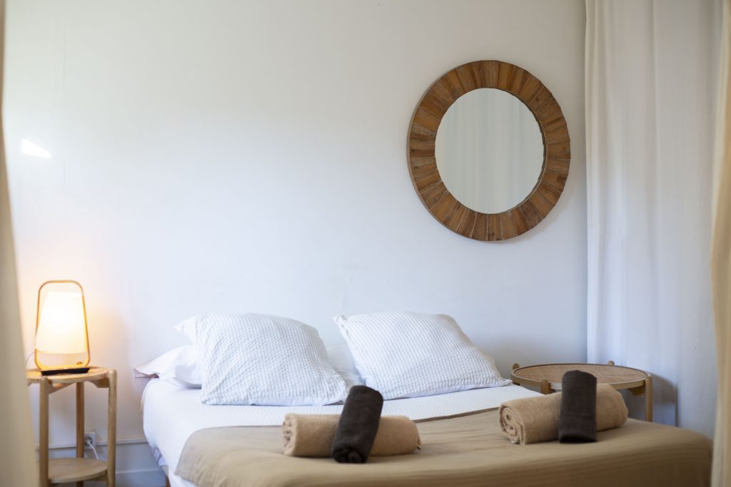 coin nuit du Studio Bohème à Nîmes – lit 160 cm