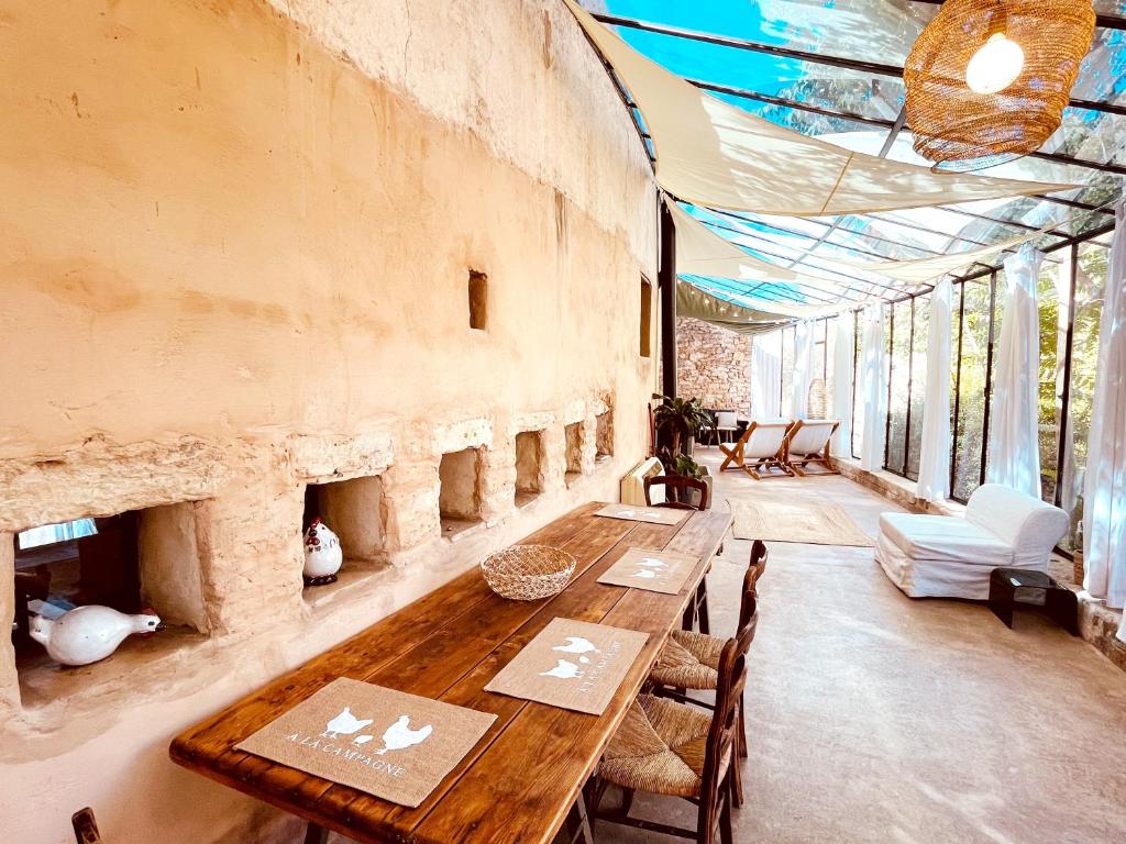 Intérieur lumineux de La Rotonde – logement atypique à Nîmes