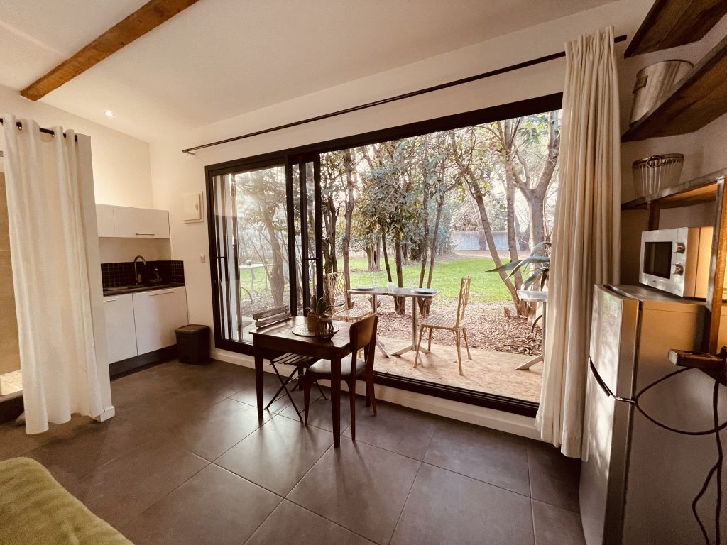 salon avec canapé + baie vitrée