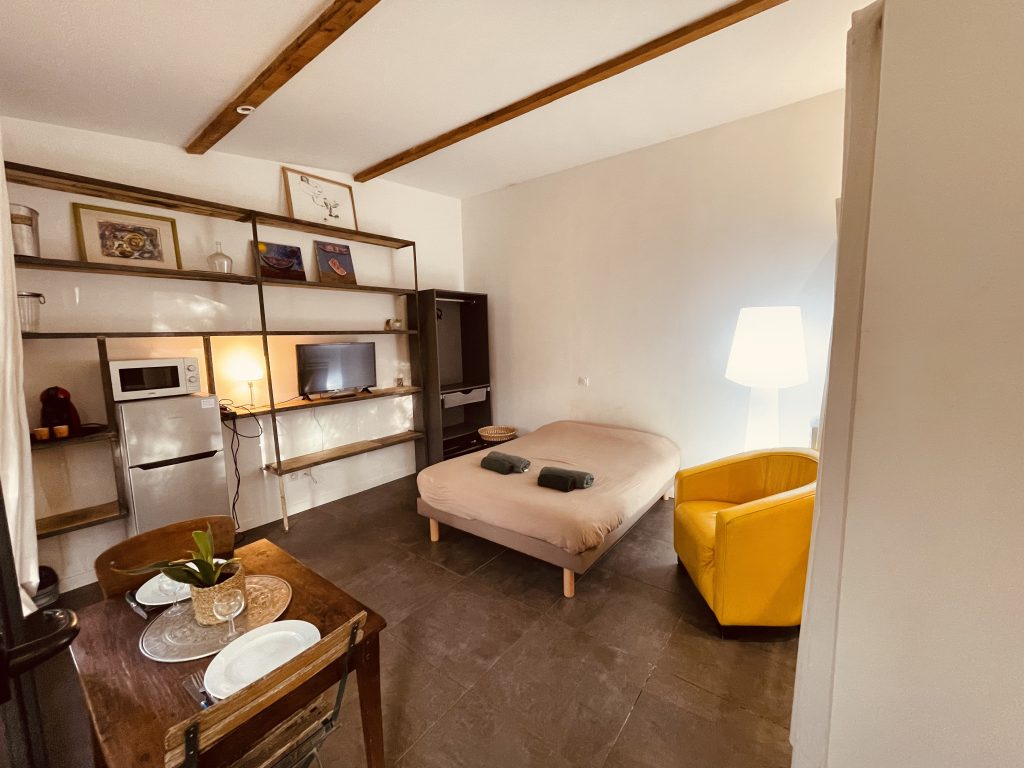 pièce principale lumineuse du Studio Esprit Loft à Nîmes