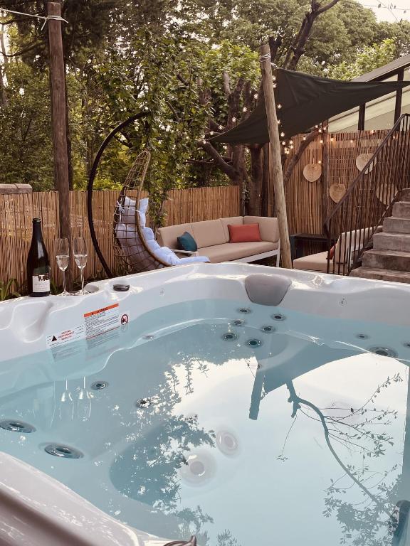 jacuzzi privé de la maison dans les arbres à Nîmes