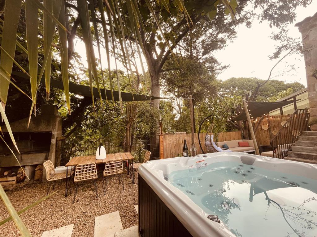 espace détente extérieur de la maison dans les arbres – Mas Bois Fontaine