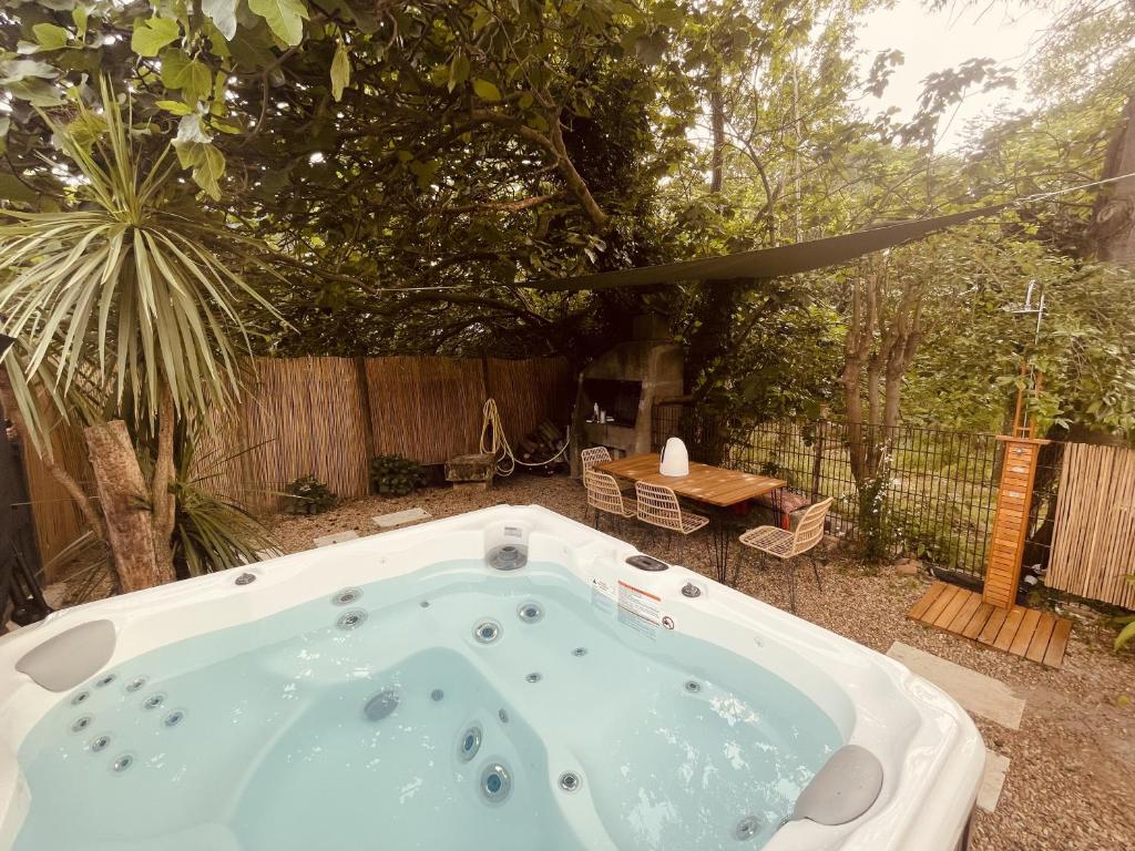 jacuzzi extérieur de la maison dans les arbres – Mas Bois Fontaine